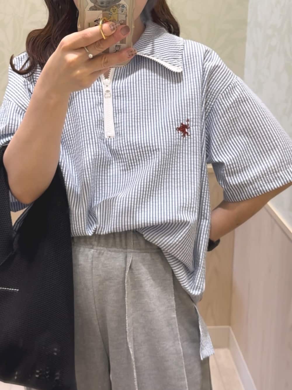 ブルー系のTシャツ/カットソー、グレー系のスウェットパンツ、ホワイト系のスニーカーを着用したレディースの春コーディネートの5枚目の写真