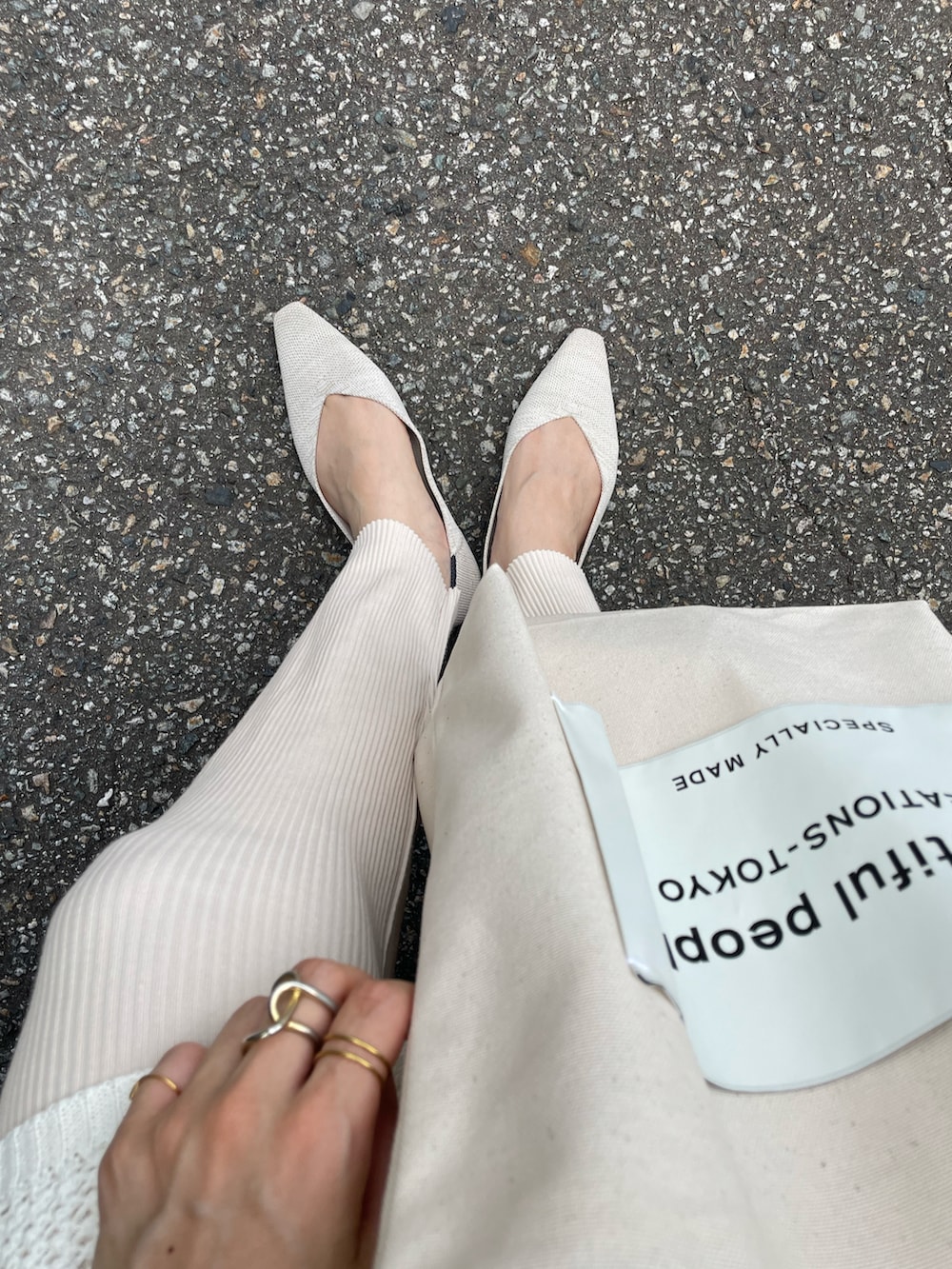 ベージュ系のその他シューズ、ホワイト系のニット/セーター、ホワイト系のキャミソールを着用したレディースの夏コーディネートの3枚目の写真