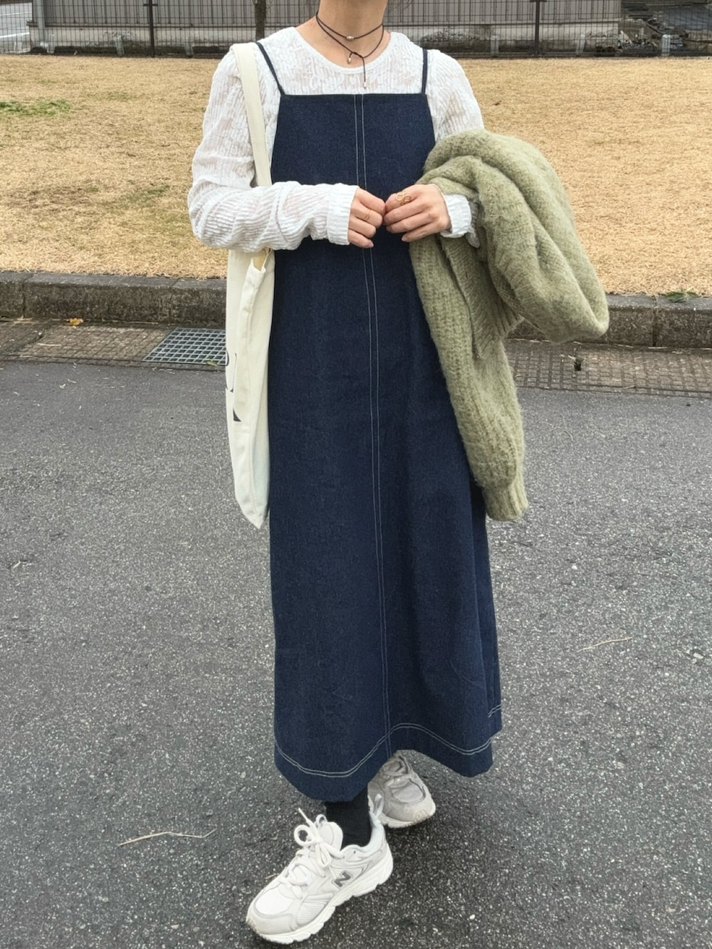 ブルー系のワンピース、グリーン系のカーディガン/ボレロ、ホワイト系のTシャツ/カットソーを着用したレディースの春コーディネートの2枚目の写真
