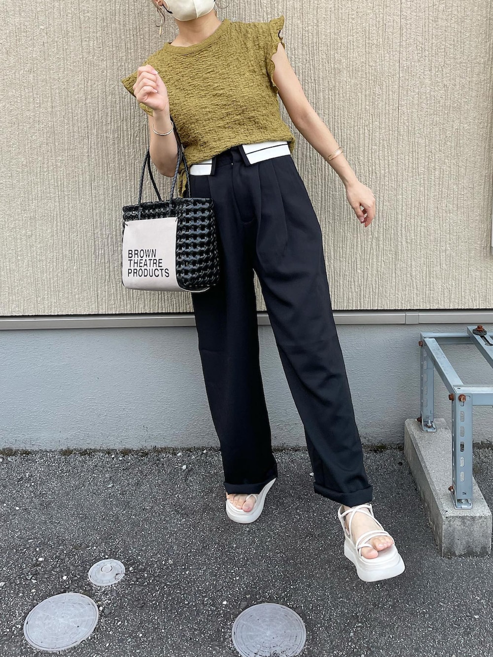 グリーン系のシャツ/ブラウス、ブラック系のパンツ、ブラック系のハンドバッグを着用したレディースの夏コーディネートの3枚目の写真