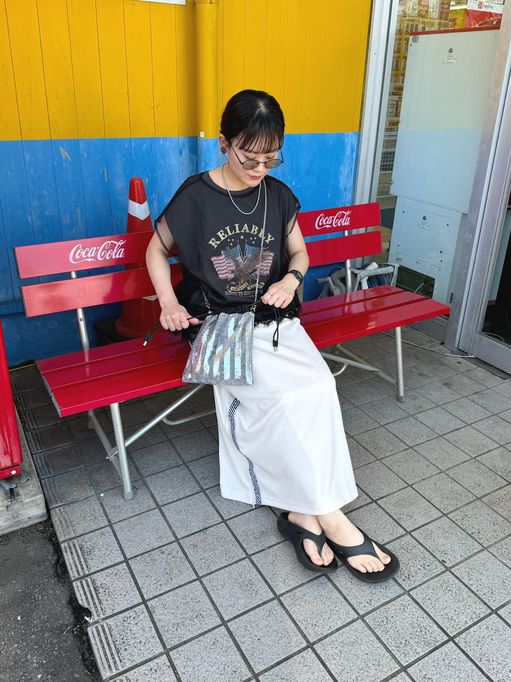 その他のTシャツ/カットソー、ホワイト系のスカート、シルバー系のショルダーバッグを着用したレディースの夏コーディネートの3枚目の写真