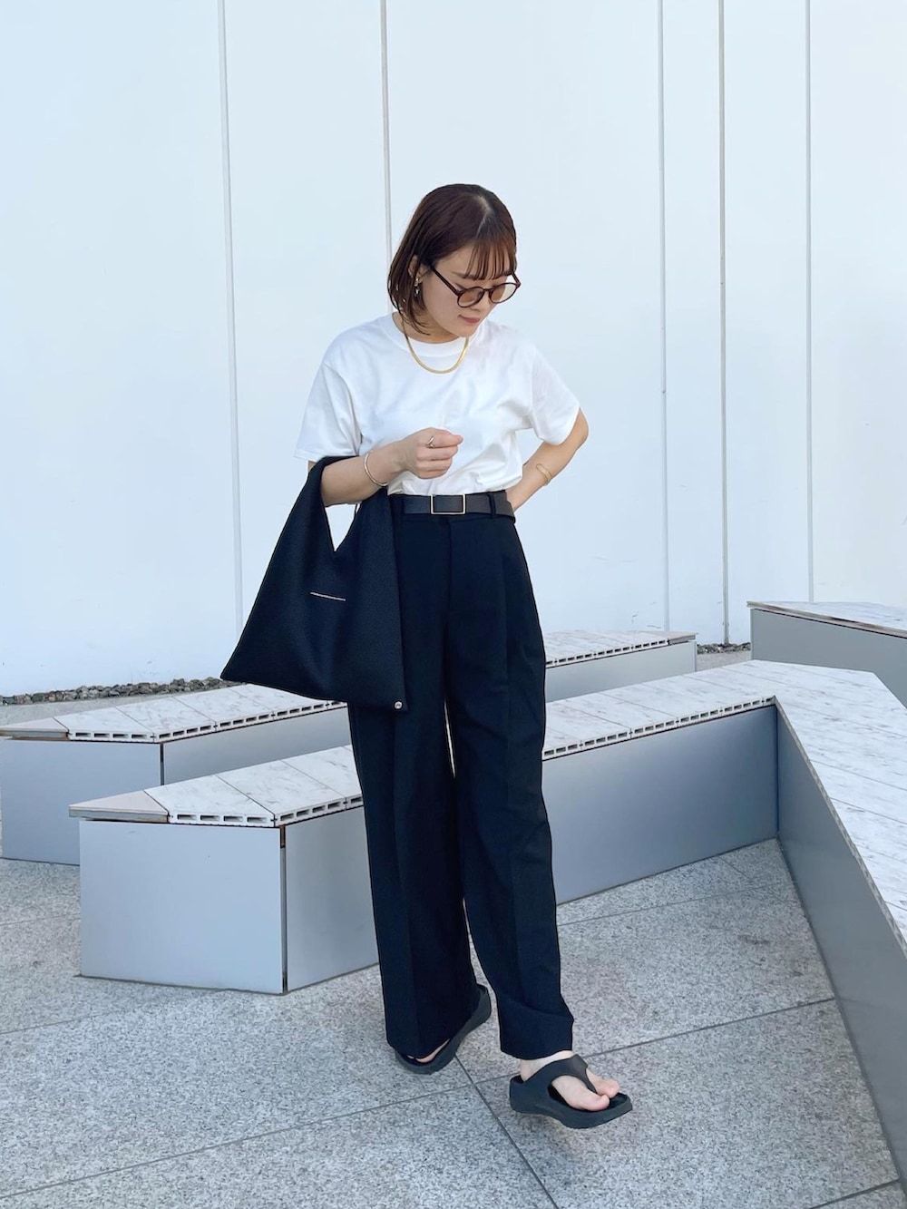 ホワイト系のTシャツ/カットソー、ブラック系のパンツ、ブラック系のトートバッグを着用したレディースの夏コーディネートの5枚目の写真