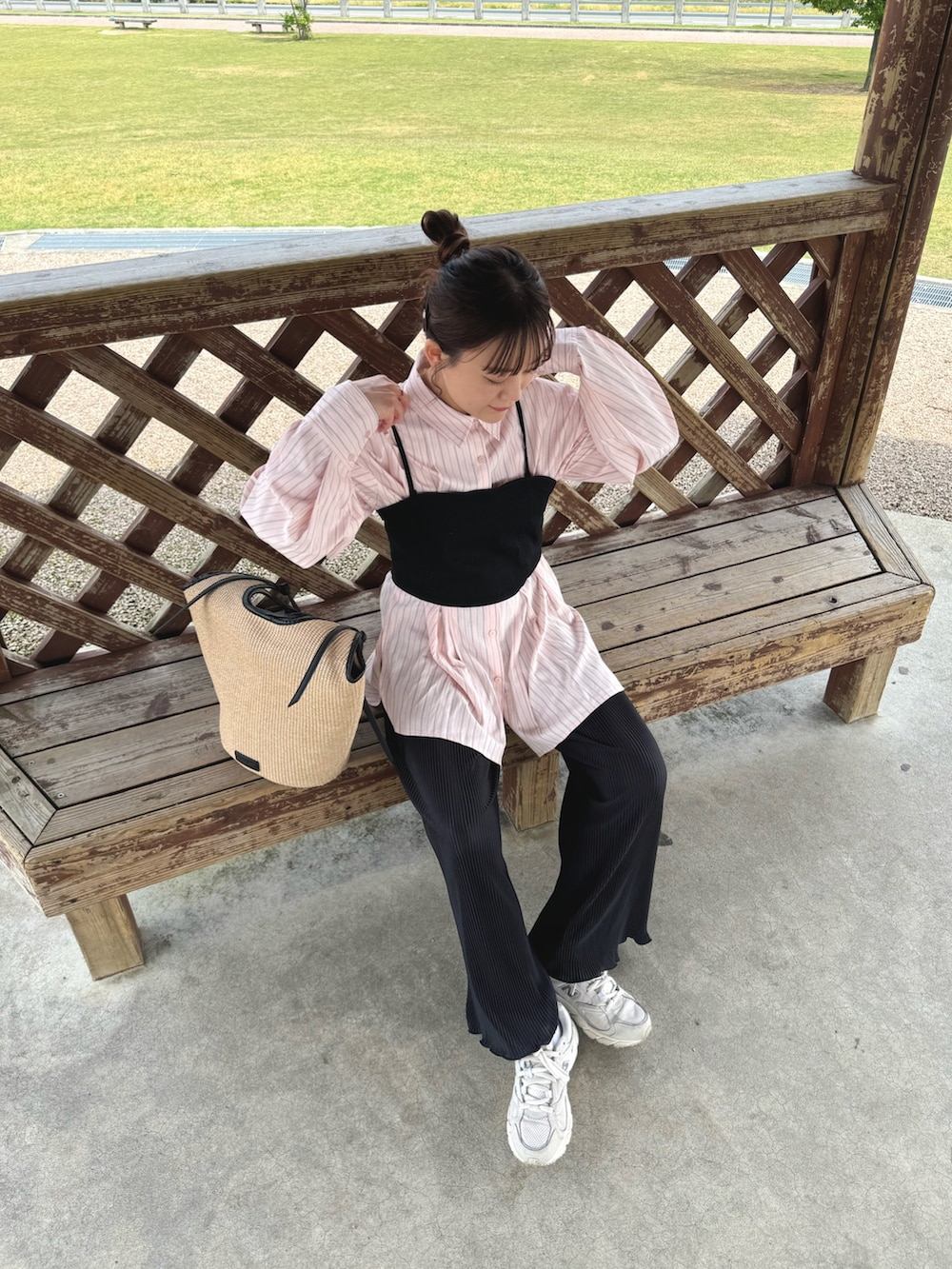 ピンク系のシャツ/ブラウス、ブラック系のその他パンツ、ブラック系のその他トップスを着用したレディースの春コーディネートの2枚目の写真