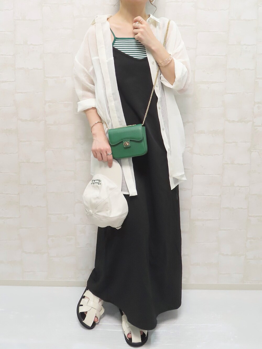 ホワイト系のシャツ/ブラウス、グリーン系のキャミソール、ブラック系のセットアップを着用したレディースの夏コーディネートの3枚目の写真