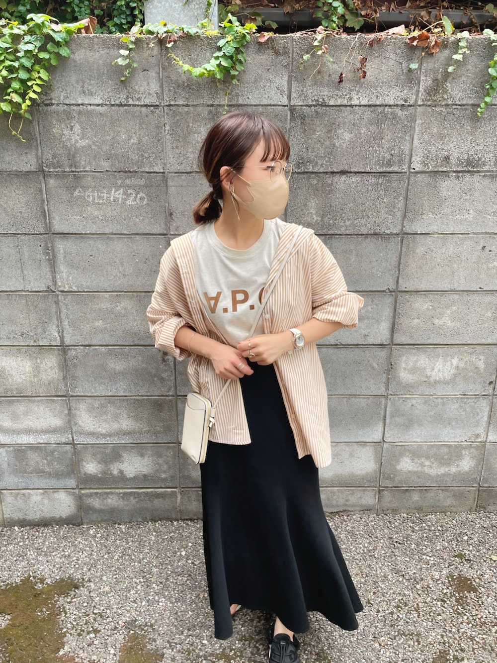 ホワイト系のTシャツ/カットソー、イエロー系のシャツ/ブラウス、ブラック系のスカートを着用したレディースの夏コーディネートの3枚目の写真