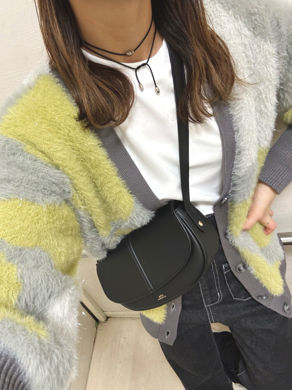 「カーディガン、低身長コーデ、ニット、キャップ、デニム、ショルダーバッグ、お出かけコーデ、休日スタイル、冬コーデ、ママファッション、クリスマスに着たい服、ゆるコーデ、大人かわいい、レザー、カラーニット」｜「LADYMADEのラメフェザージャガードニットカーディガン（カーディガン/ボレロ、グレー系）」を使った、chicchimoさん（レディース・152cm）の秋コーディネートの3枚目の写真