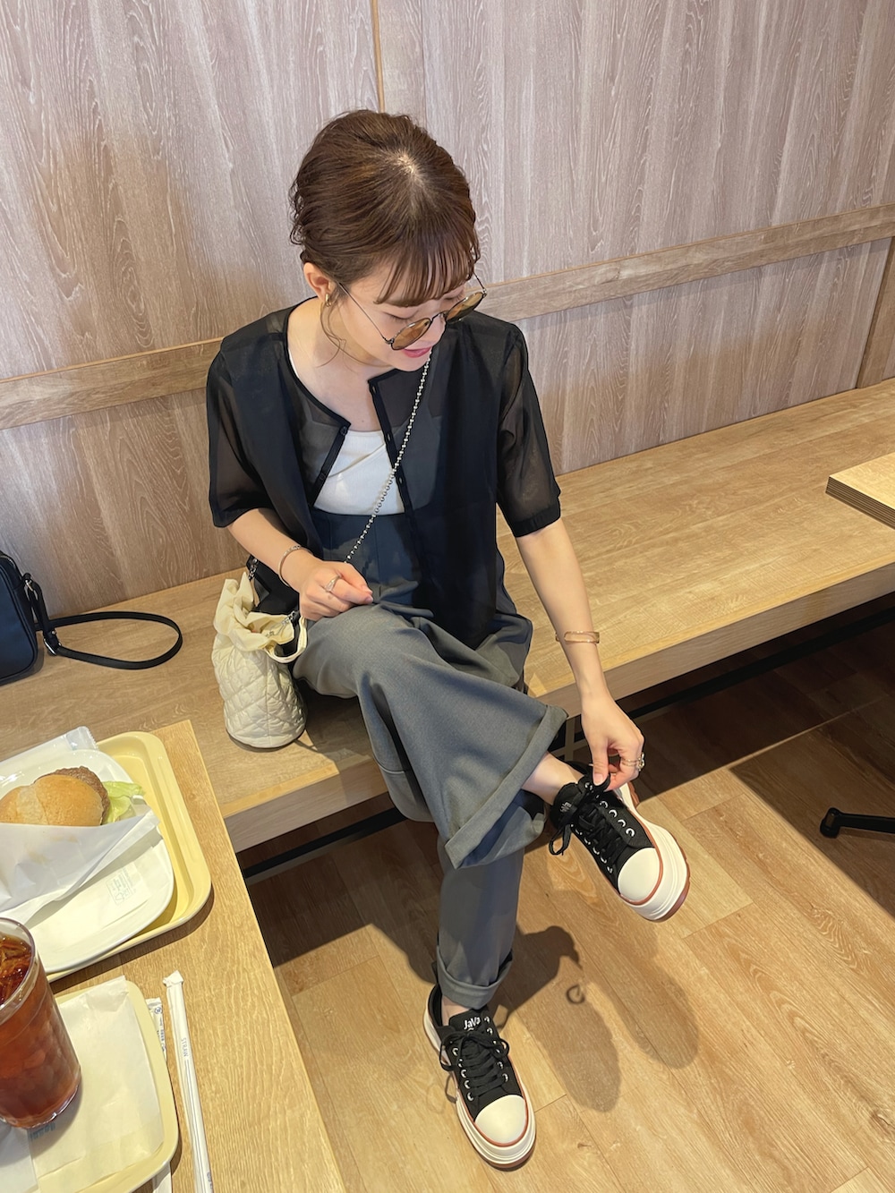 ブラック系のスニーカー、ブラック系のシャツ/ブラウス、ホワイト系のキャミソールを着用したレディースの夏コーディネートの5枚目の写真