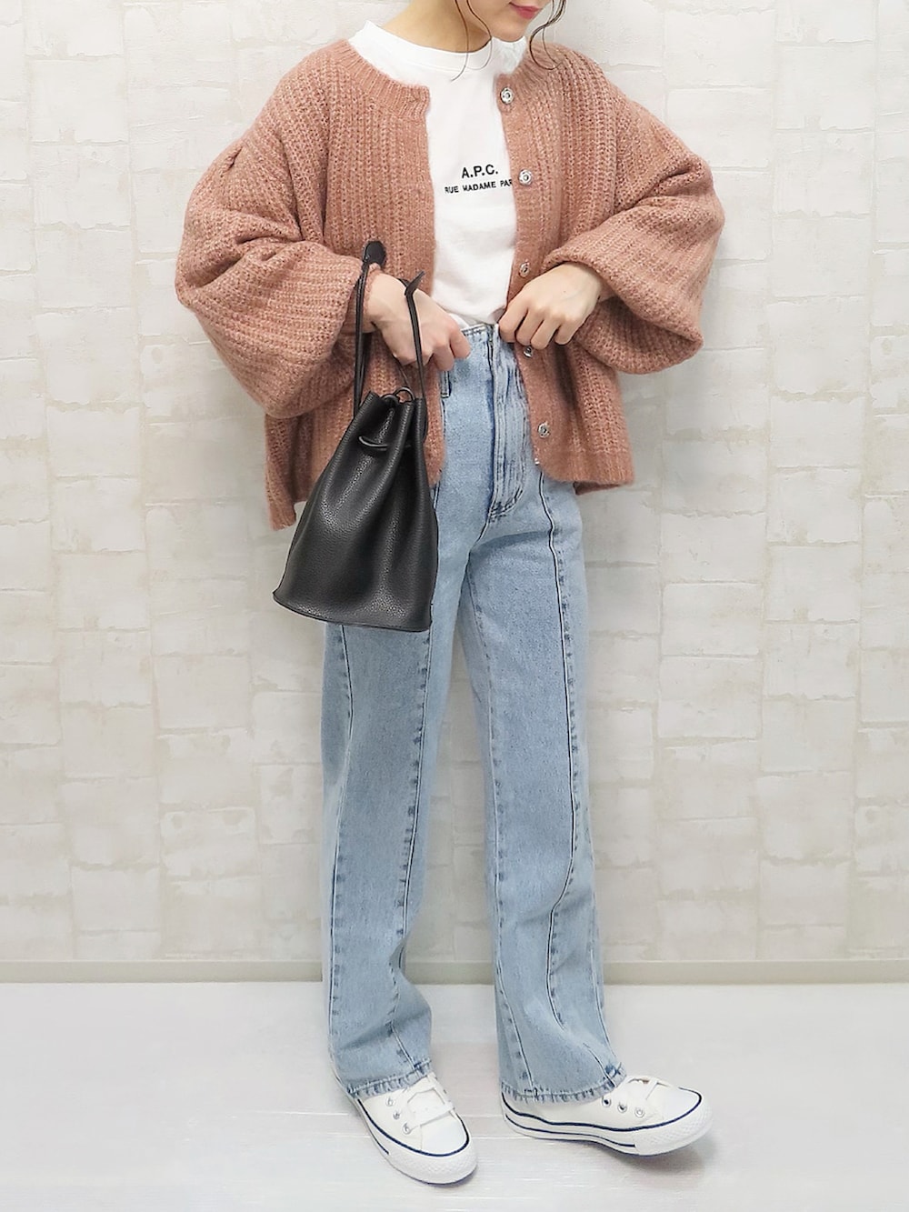 ピンク系のカーディガン/ボレロ、ホワイト系のTシャツ/カットソー、ブルー系のデニムパンツを着用したレディースの冬コーディネートの3枚目の写真