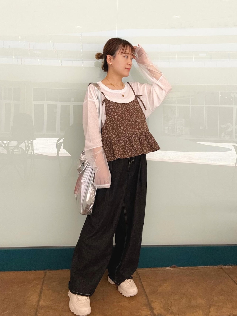 ブラウン系のシャツ/ブラウス、ホワイト系のTシャツ/カットソー、ブラック系のデニムパンツを着用したレディースの春コーディネートの2枚目の写真