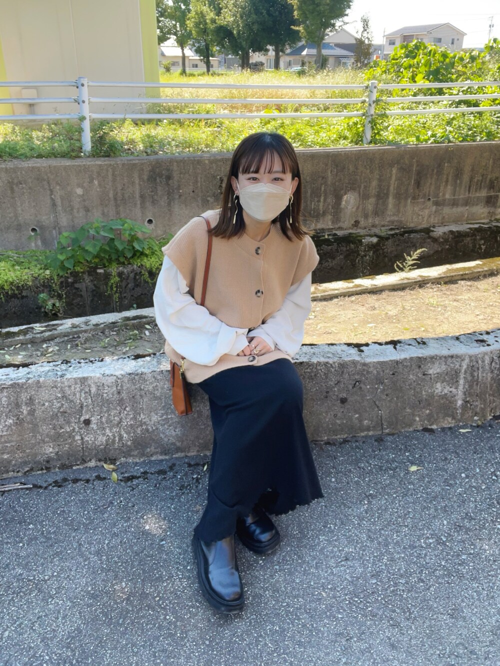 ベージュ系のカーディガン/ボレロ、ホワイト系のシャツ/ブラウス、ブラック系のワンピースを着用したレディースの秋コーディネートの5枚目の写真