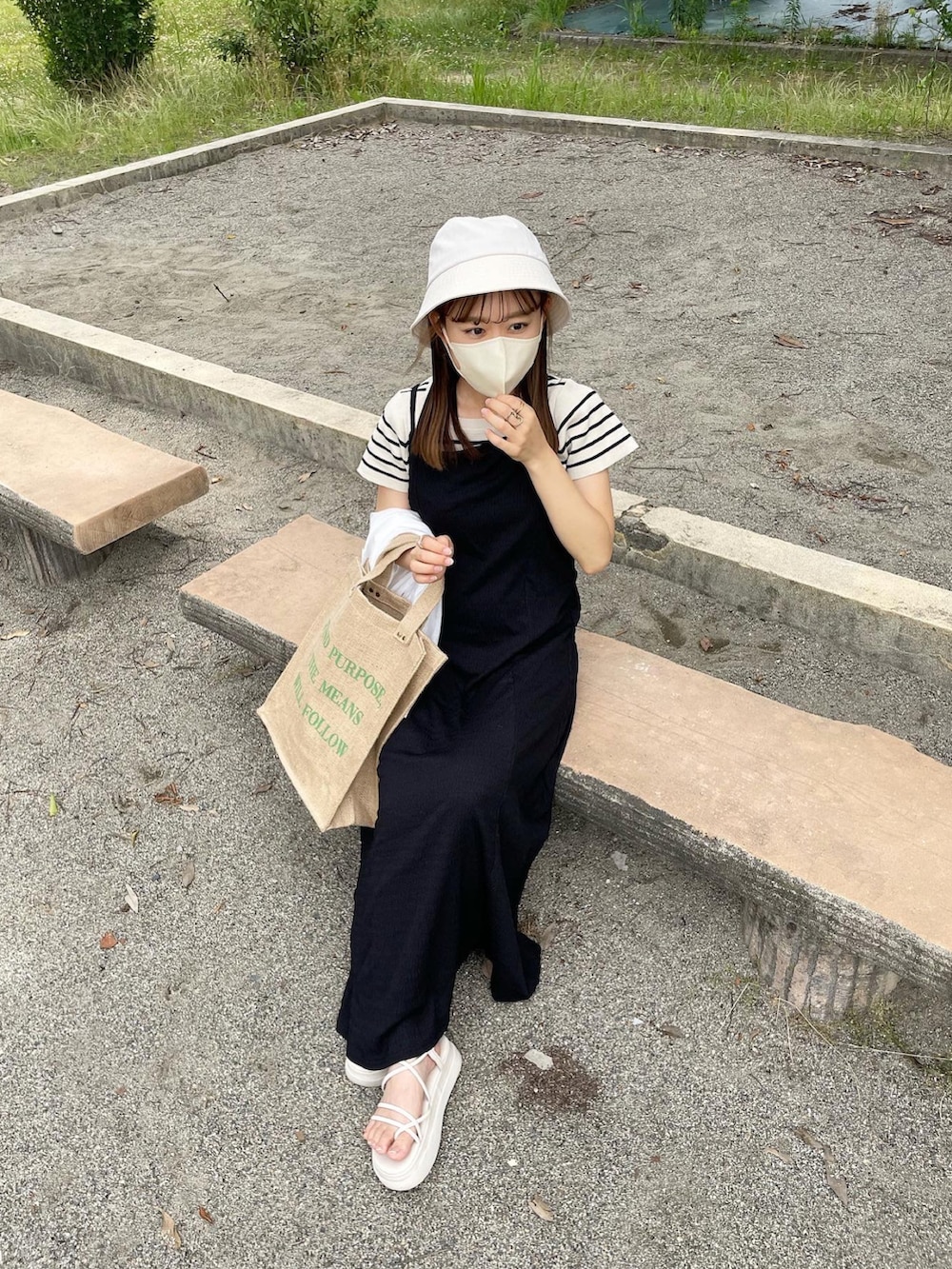 ベージュ系のトップス、ブラック系のワンピース/ドレス、ホワイト系のシャツ/ブラウスを着用したレディースの夏コーディネートの2枚目の写真