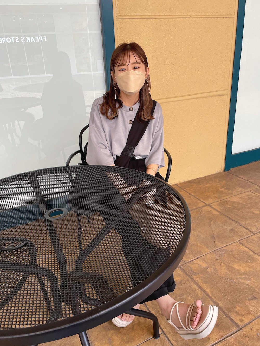 グリーン系のTシャツ/カットソー、ブラック系のパンツ、ブラック系のショルダーバッグを着用したレディースの夏コーディネートの5枚目の写真