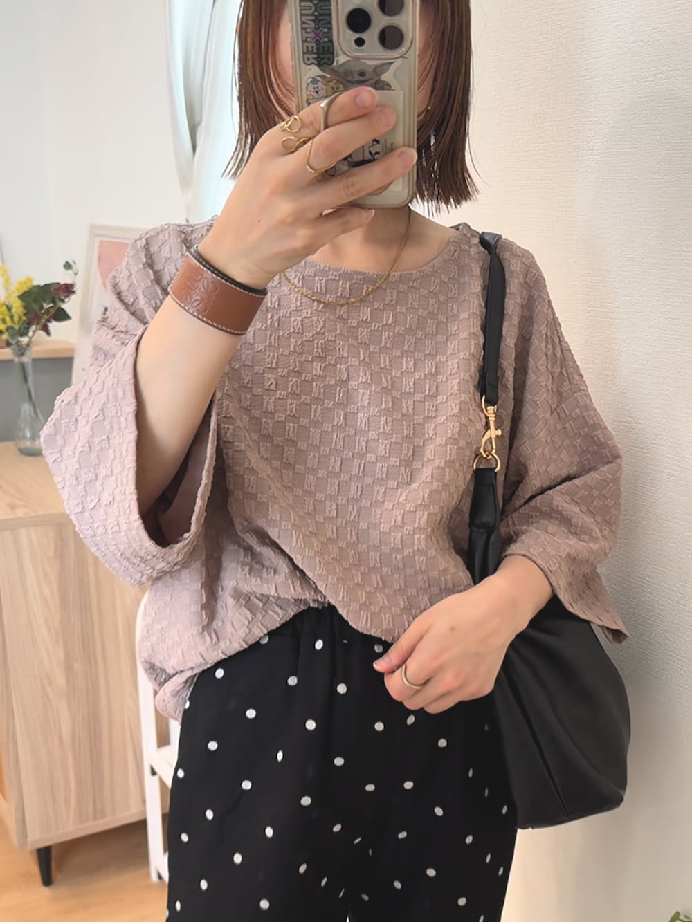 ベージュ系のTシャツ/カットソー、ブルー系のデニムパンツを着用したレディースの夏コーディネートの3枚目の写真