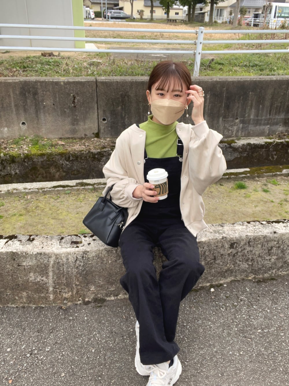 「春服デビュー宣言、春服みてみて、プチプラ、ビッグシルエット、パステル映える春、春アウター、きれいめカジュアル、サロペット、オーバーオール、休日スタイル、モノトーン、白スニーカー、春コーデ、大人カジュアル、カジュアルコーデ」｜「Fizzの【Fizz/フィズ】　フェイクスエードスタジャン（スタジャン、ホワイト系）」を使った、chicchimoさん（骨格ナチュラル・レディース・152cm）の春コーディネートの2枚目の写真