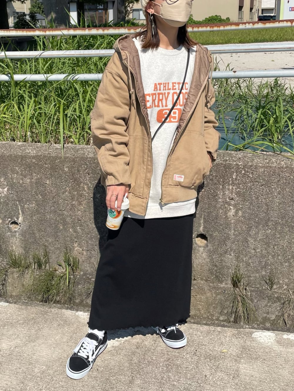 ベージュ系のブルゾン、グレー系のスウェット、ブラック系のワンピースを着用したレディースの秋コーディネートの3枚目の写真