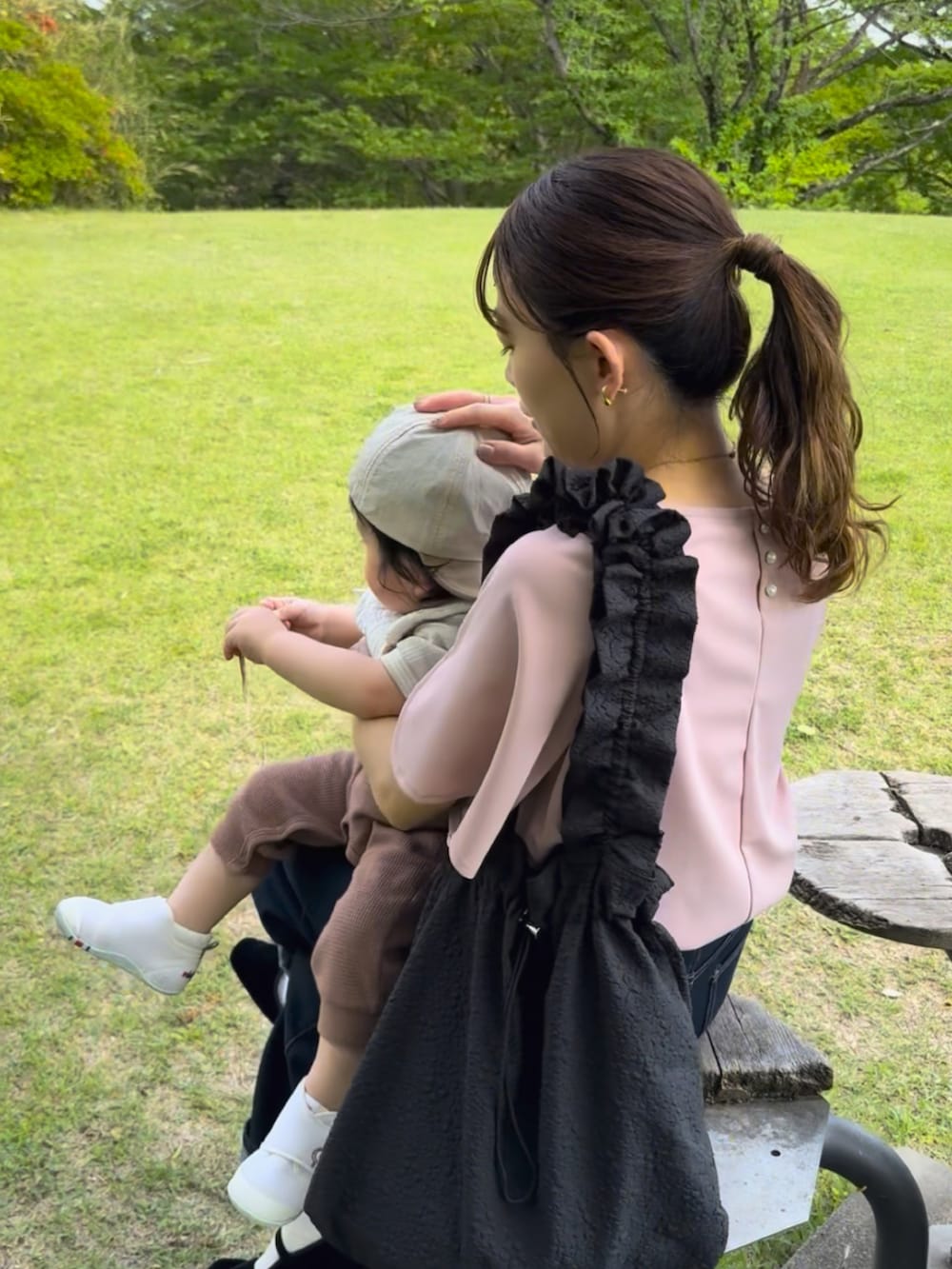 ピンク系のシャツ/ブラウス、ブルー系のデニムパンツを着用したレディースの夏コーディネートの4枚目の写真