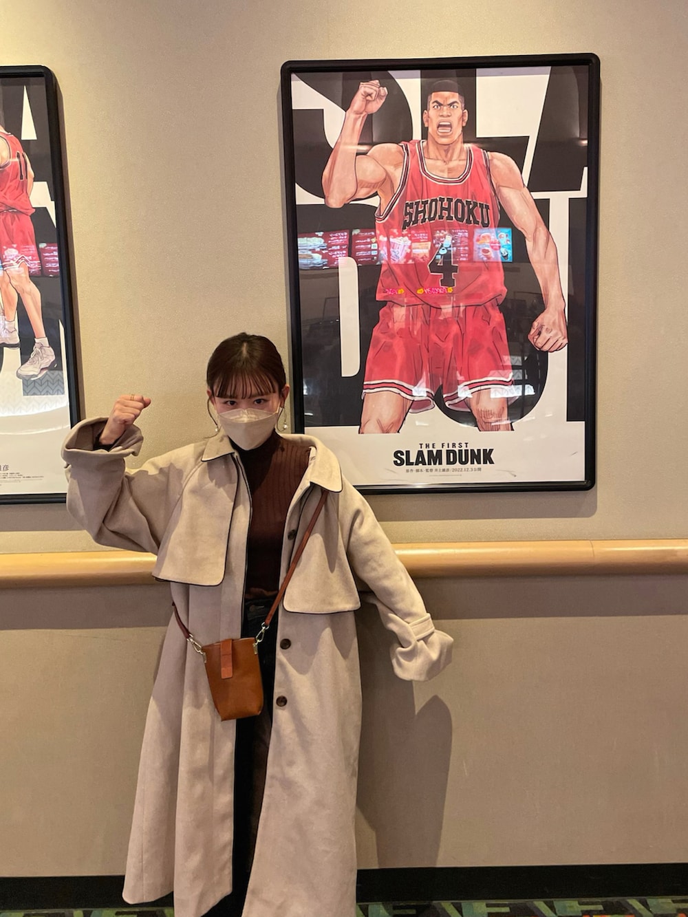 ベージュ系のジャケット/アウター、ブラウン系のニット/セーター、ブルー系のデニムパンツを着用したレディースの秋コーディネートの4枚目の写真