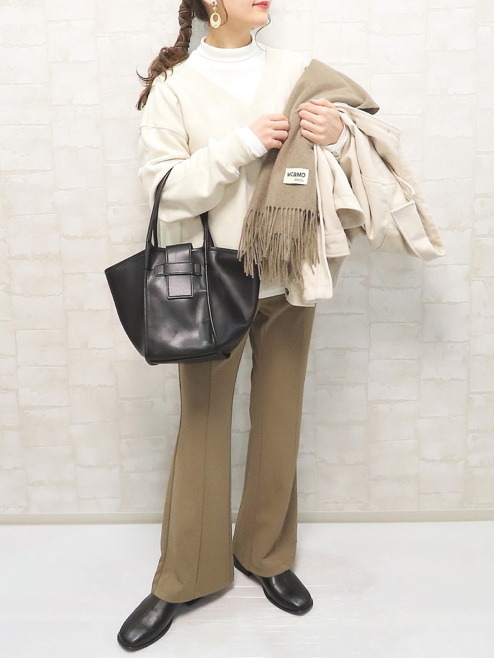 ホワイト系のスウェット、ホワイト系のTシャツ/カットソー、ブラウン系のパンツを着用したレディースの冬コーディネートの2枚目の写真