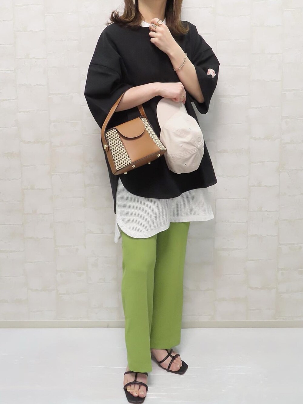 ブラック系のTシャツ/カットソー、グリーン系のその他パンツ、イエロー系のショルダーバッグを着用したレディースの春コーディネートの2枚目の写真
