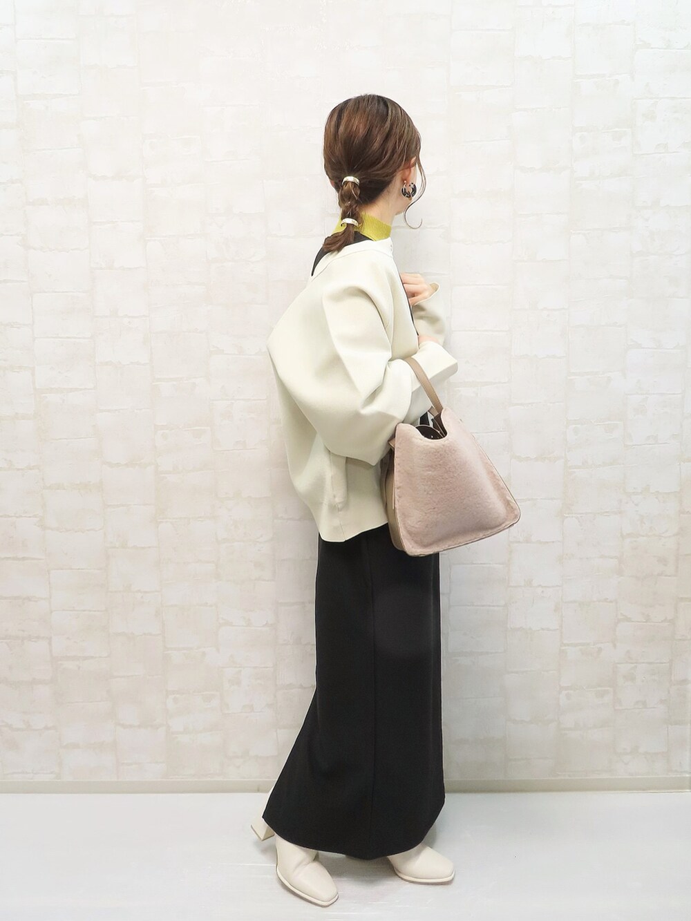 ベージュ系のニット/セーター、グリーン系のニット/セーター、ブラック系のデニムパンツを着用したレディースの冬コーディネートの3枚目の写真