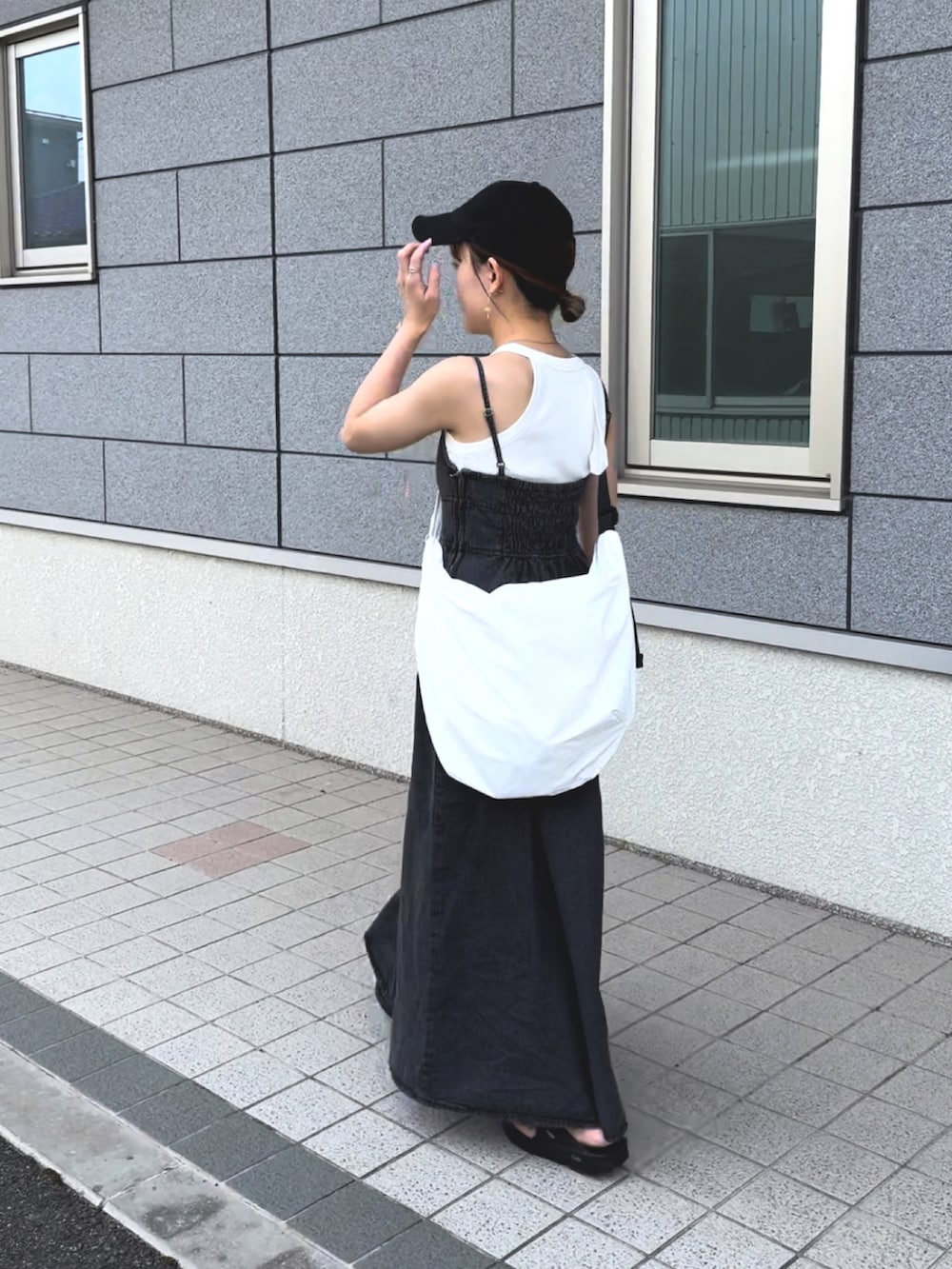 ブラック系のワンピース/ドレス、ホワイト系のタンクトップ、ホワイト系のショルダーバッグを着用したレディースの夏コーディネートの5枚目の写真