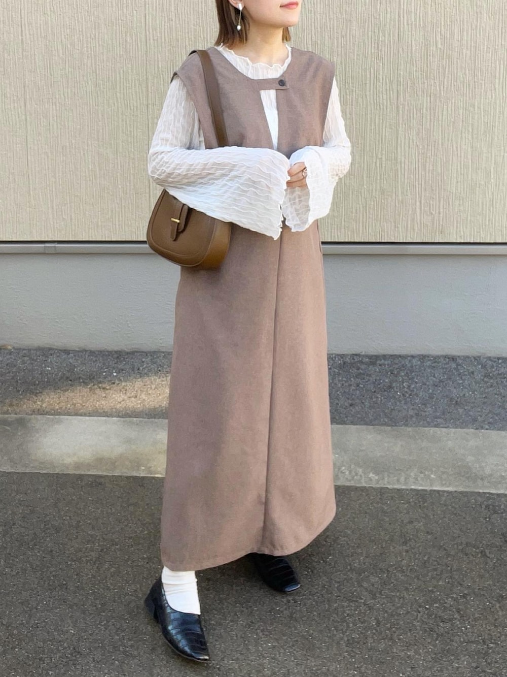 ホワイト系のトップス、ブラウン系のワンピース/ドレス、ブラウン系のバッグを着用したレディースの夏コーディネートの3枚目の写真
