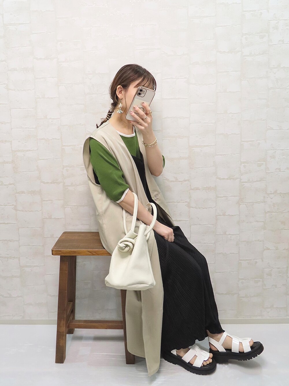 グリーン系のトップス、ブラック系のワンピース/ドレス、ベージュ系のベストを着用したレディースの夏コーディネートの3枚目の写真