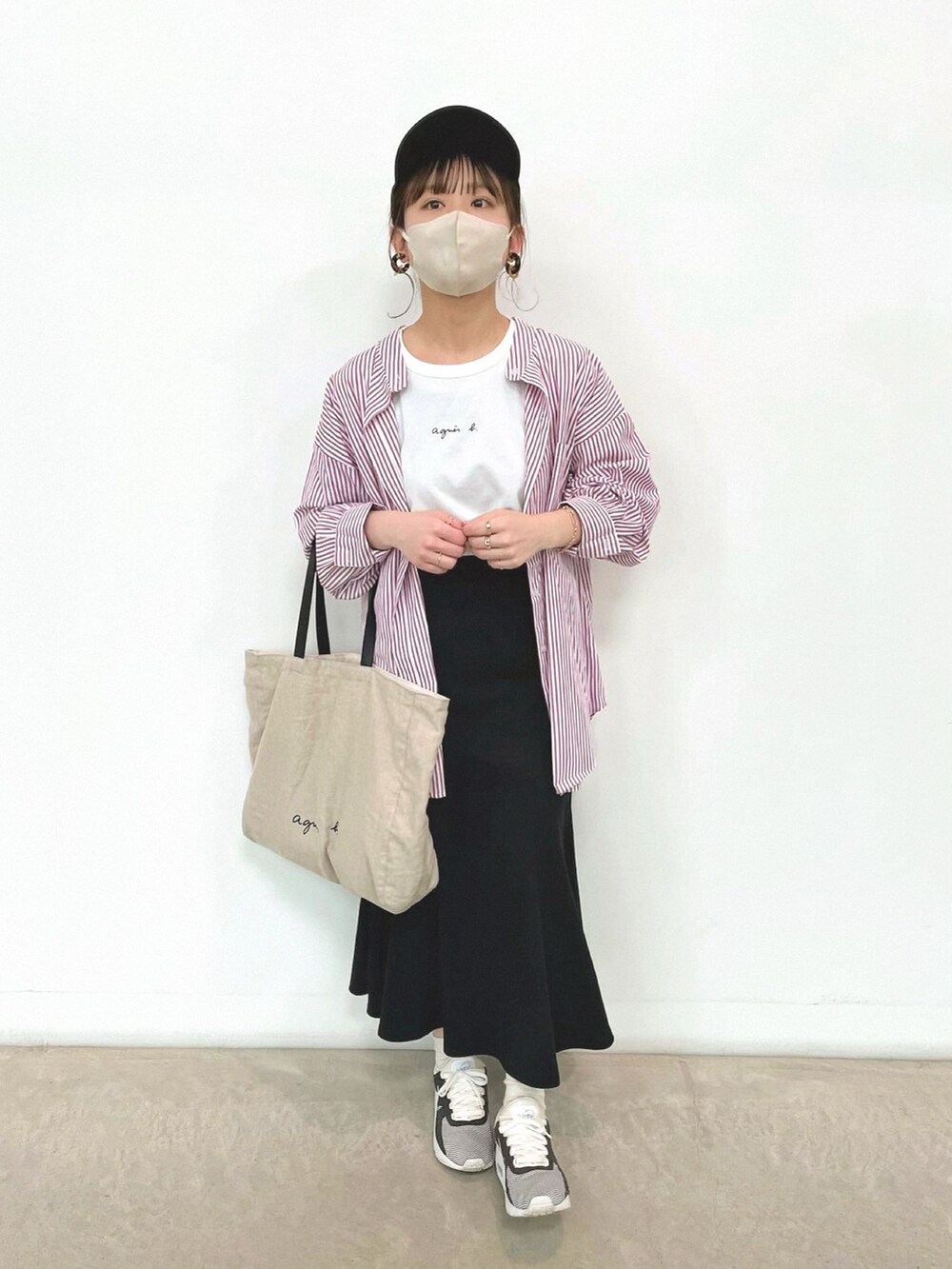 ホワイト系のTシャツ/カットソー、ブラック系のトートバッグ、ピンク系のシャツ/ブラウスを着用したレディースの春コーディネートの4枚目の写真