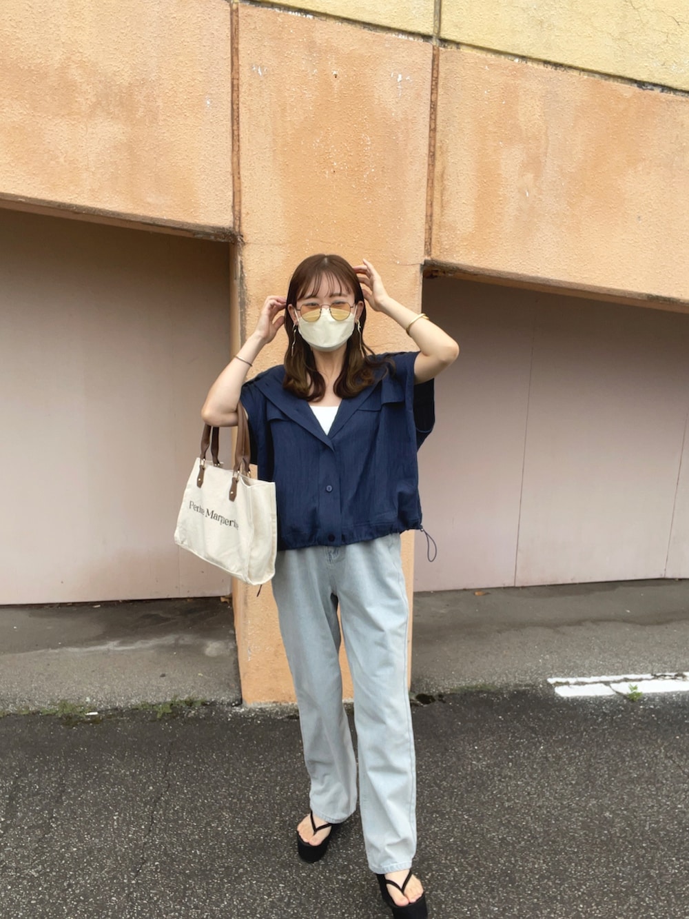 ブルー系のシャツ/ブラウス、ブルー系のデニムパンツ、ホワイト系のトートバッグを着用したレディースの夏コーディネートの5枚目の写真