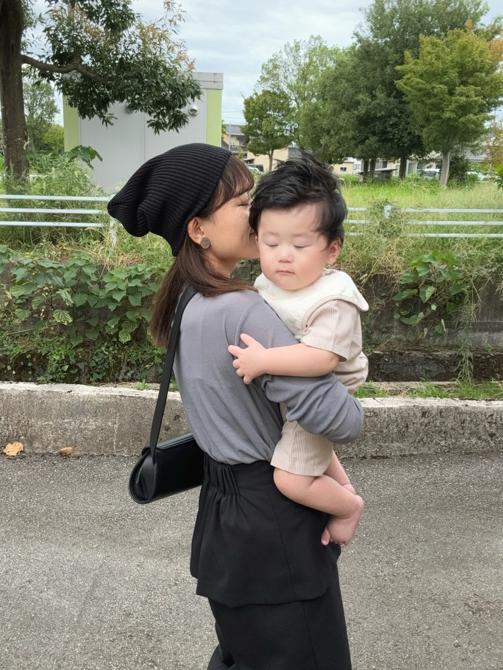 グレー系のTシャツ/カットソー、ブラック系のその他パンツ、ブラック系のショルダーバッグを着用したレディースの秋コーディネートの3枚目の写真