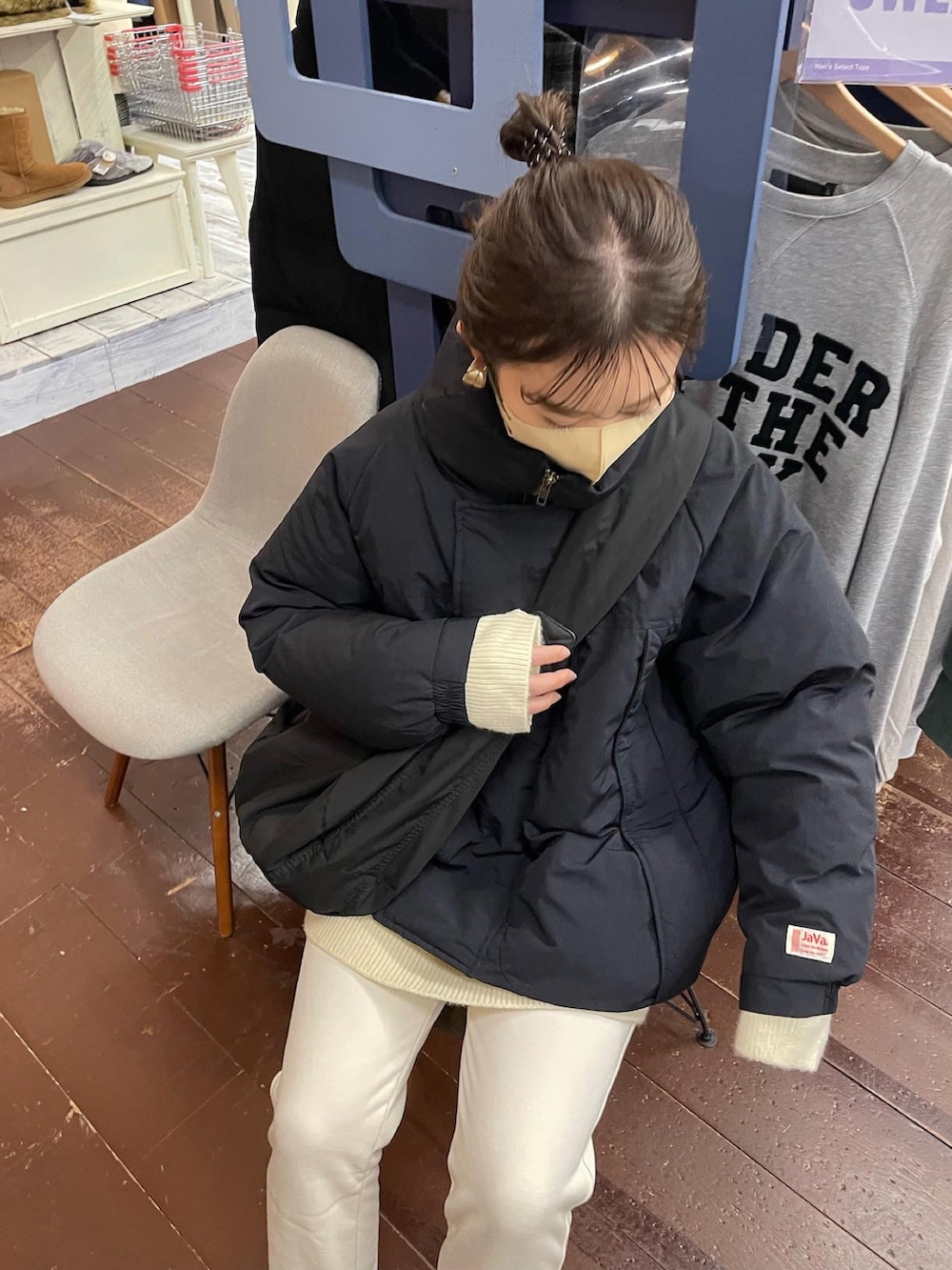 ホワイト系のパンツ、ブラック系のダウンジャケット/コート、ブラック系のショルダーバッグを着用したレディースの冬コーディネートの2枚目の写真