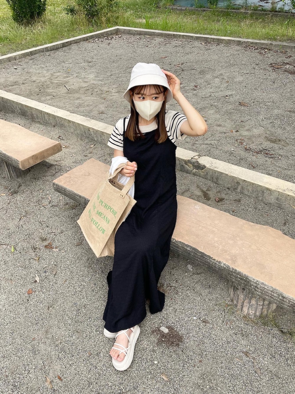 ベージュ系のトップス、ブラック系のワンピース/ドレス、ホワイト系のシャツ/ブラウスを着用したレディースの夏コーディネートの3枚目の写真