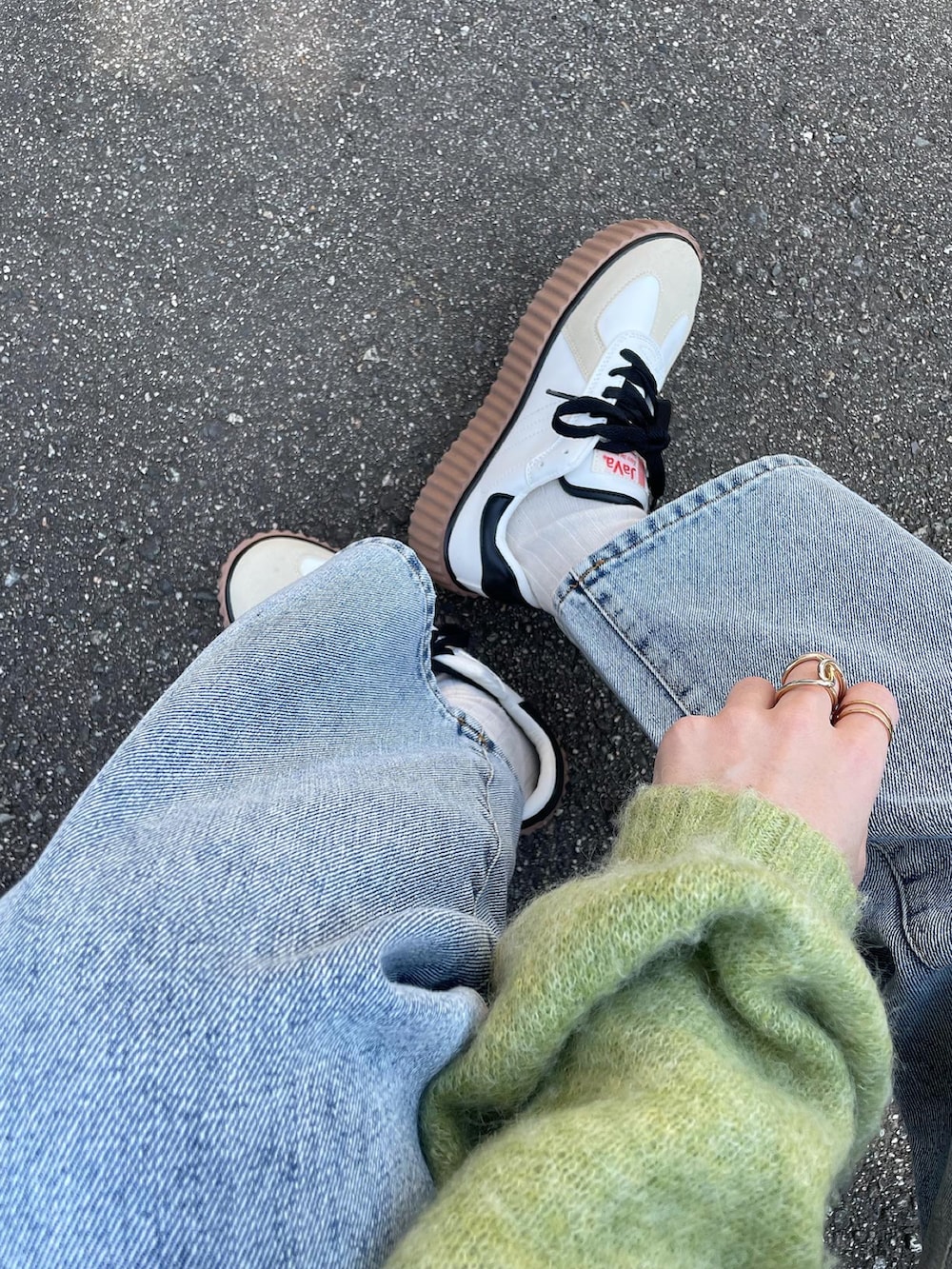 グリーン系のカーディガン/ボレロ、ホワイト系のTシャツ/カットソー、その他のデニムパンツを着用したレディースの春コーディネートの5枚目の写真