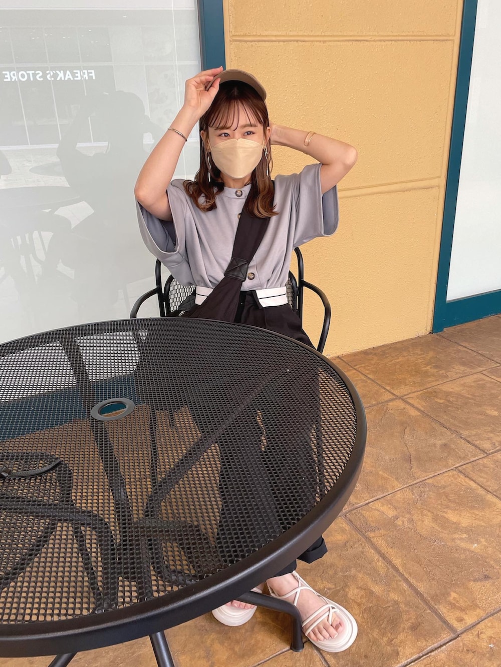 グリーン系のTシャツ/カットソー、ブラック系のパンツ、ブラック系のショルダーバッグを着用したレディースの夏コーディネートの4枚目の写真