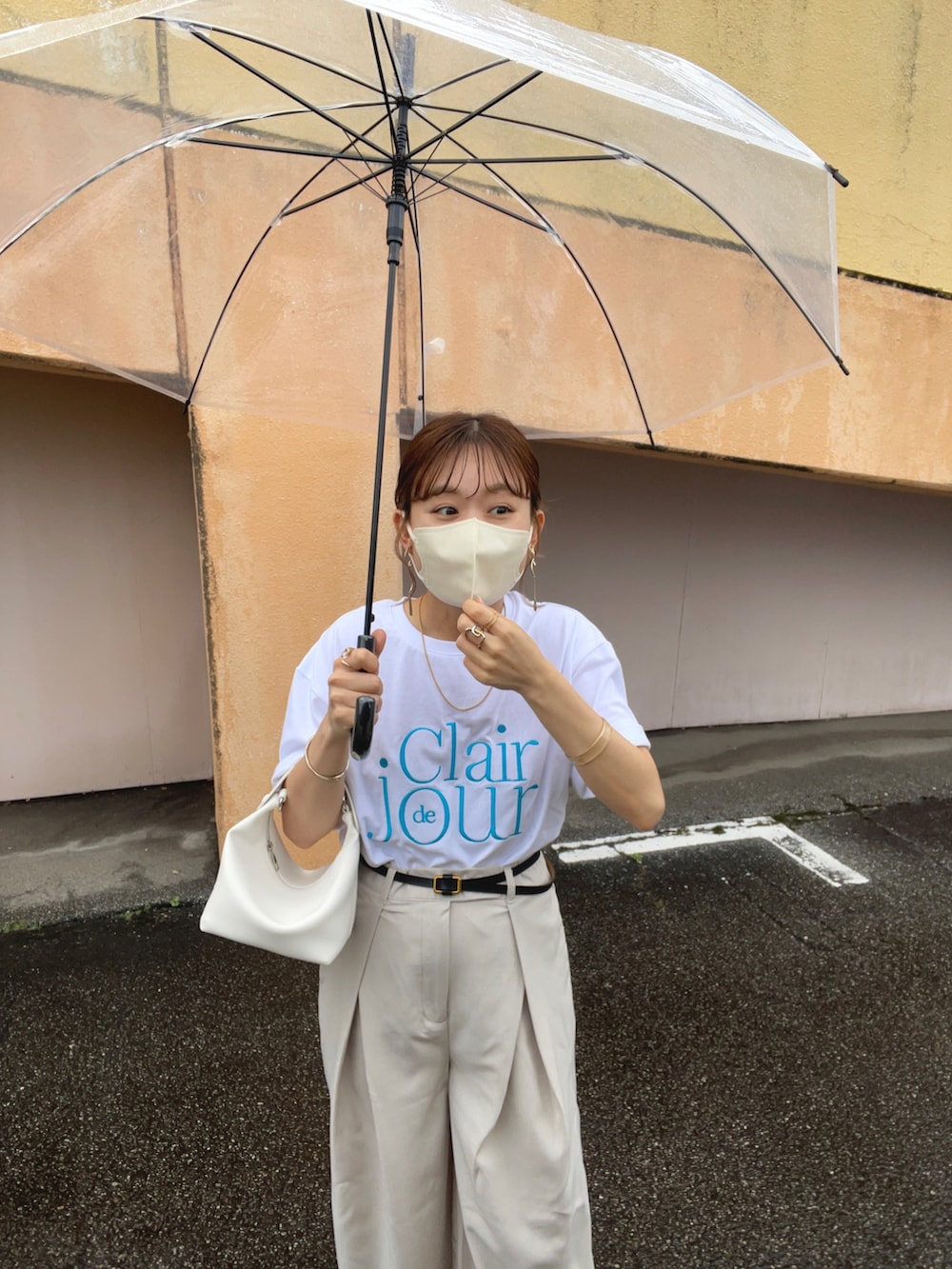 ホワイト系のTシャツ/カットソー、ホワイト系のスラックス、ホワイト系のハンドバッグを着用したレディースの夏コーディネートの3枚目の写真