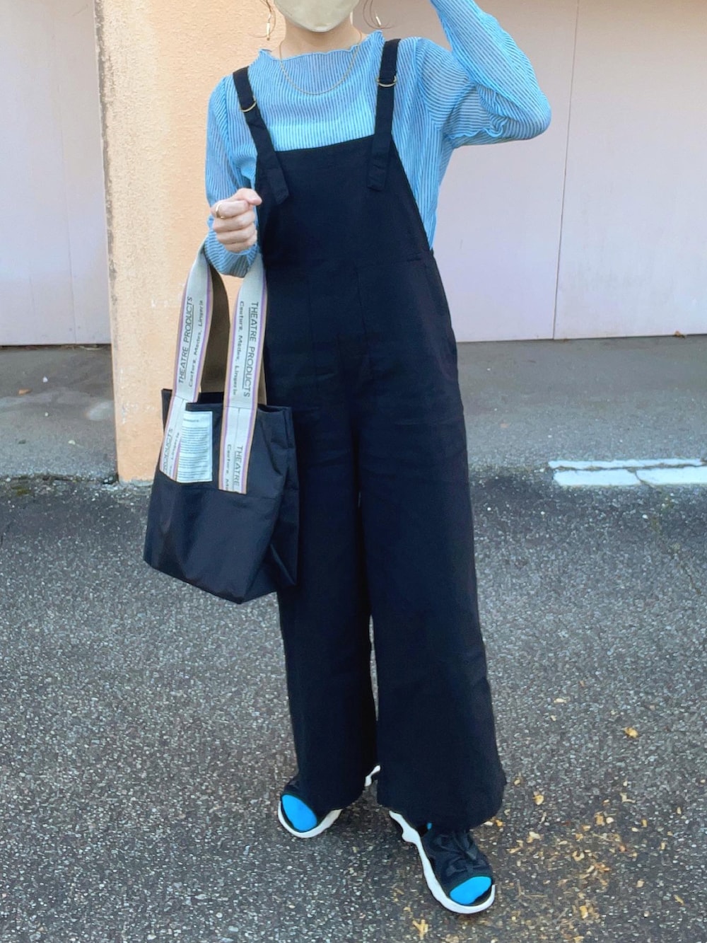 ブルー系のTシャツ/カットソー、ブラック系のサロペット/オーバーオール、ブラック系のトートバッグを着用したレディースの春コーディネートの5枚目の写真