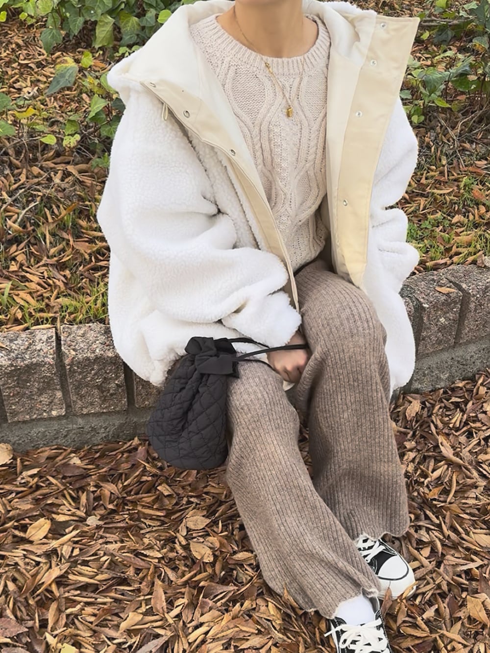 ホワイト系のブルゾン、ブラウン系のその他パンツ、ホワイト系のニット/セーターを着用したレディースの冬コーディネートの2枚目の写真