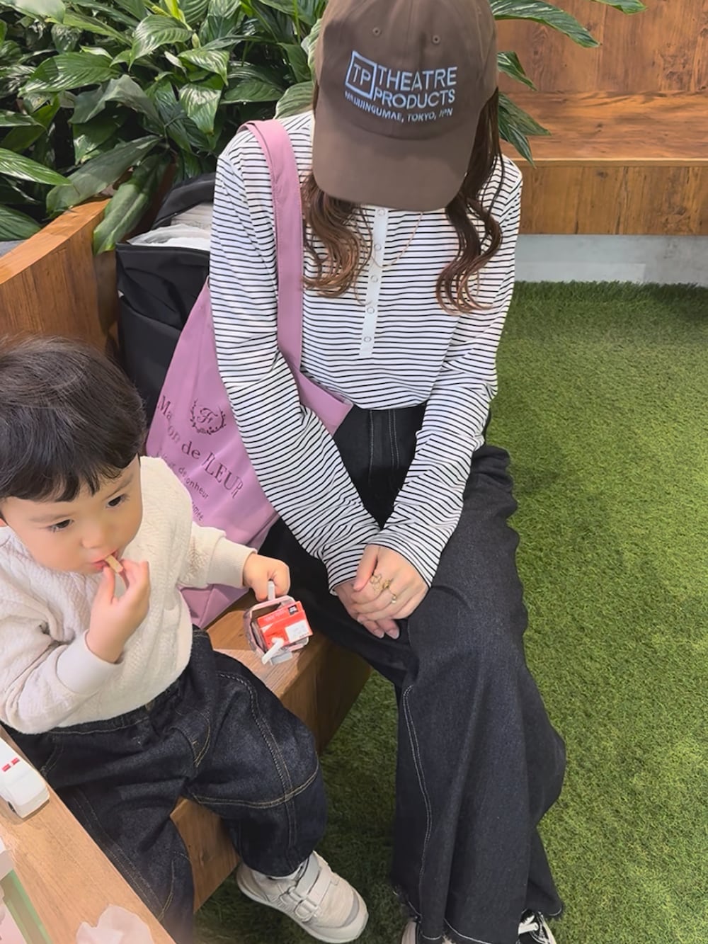 ホワイト系のTシャツ/カットソー、ブラック系のデニムパンツ、パープル系のトートバッグを着用したレディースの夏コーディネートの4枚目の写真