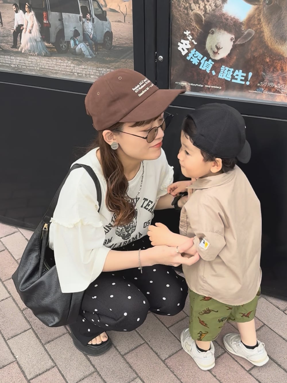 ホワイト系のTシャツ/カットソー、ブラック系のパンツ、ブラック系のバッグを着用したレディースの夏コーディネートの2枚目の写真