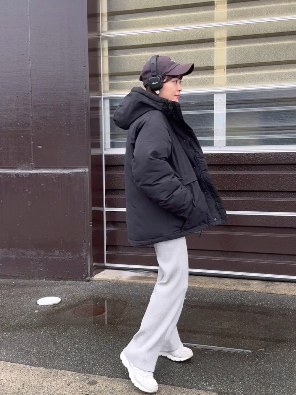 ブラック系のダウンジャケット/コート、グレー系のニット/セーター、グレー系のパンツを着用したレディースの冬コーディネートの3枚目の写真