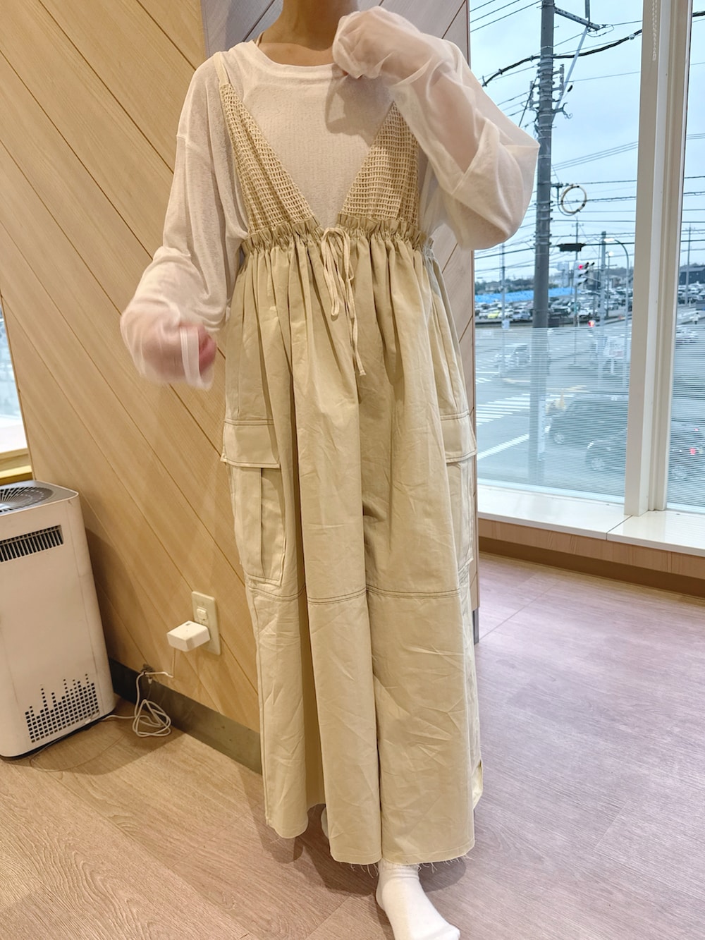 ベージュ系のワンピース、ブルー系のデニムジャケット、ホワイト系のショルダーバッグを着用したレディースの春コーディネートの3枚目の写真