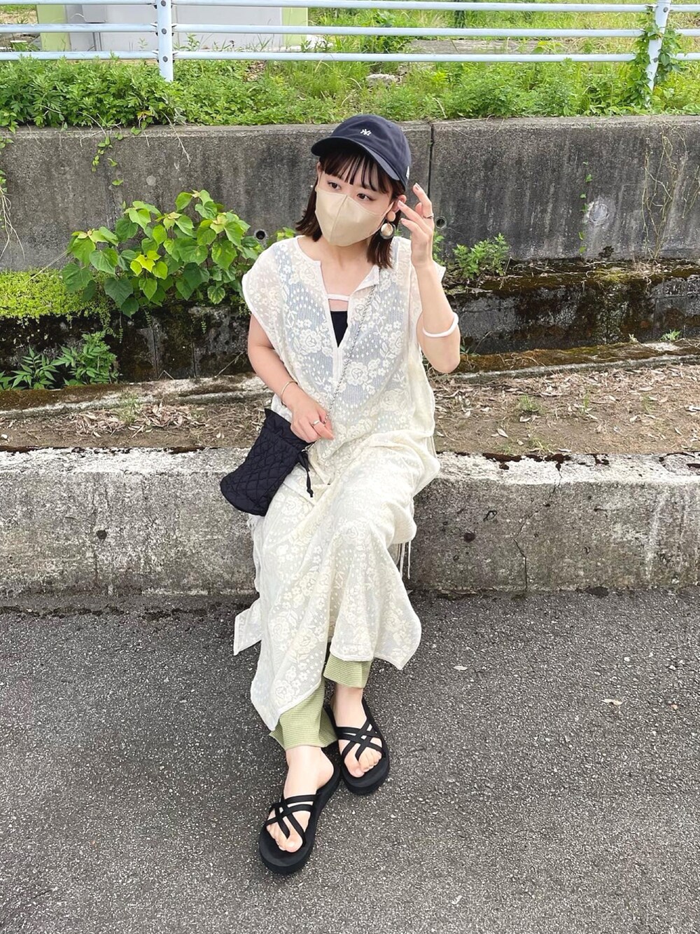 ホワイト系のワンピース、グリーン系のその他パンツ、ブラック系のショルダーバッグを着用したレディースの夏コーディネートの4枚目の写真