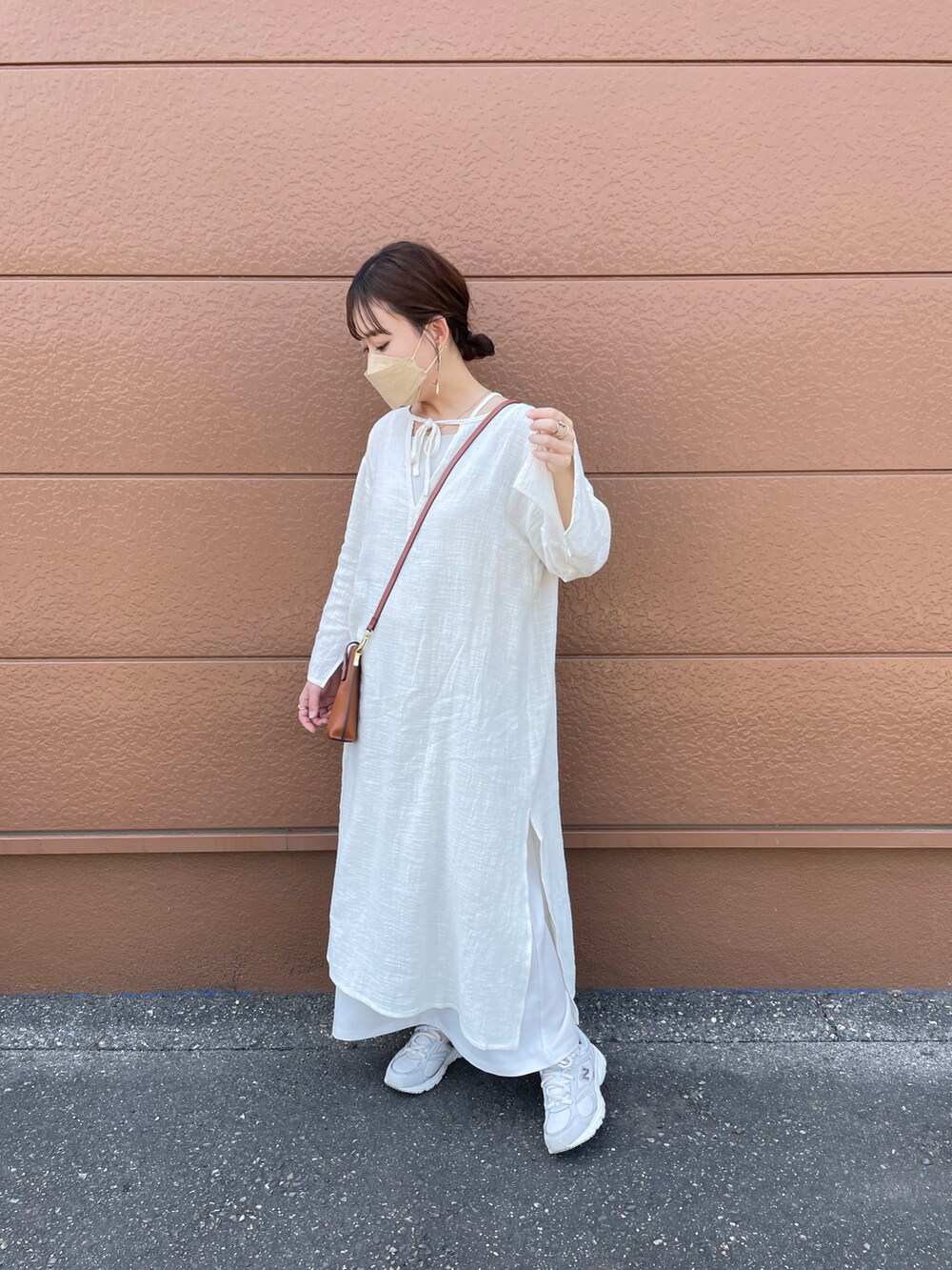 ホワイト系のワンピース、ホワイト系のワンピース、ホワイト系のスニーカーを着用したレディースの春コーディネートの4枚目の写真