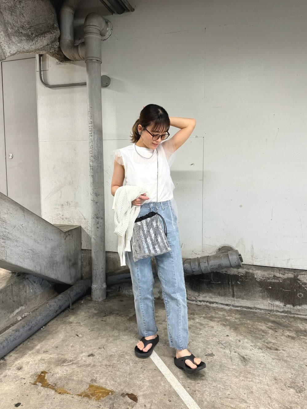 ホワイト系のその他トップス、ブルー系のデニムパンツ、シルバー系のショルダーバッグを着用したレディースの夏コーディネートの2枚目の写真