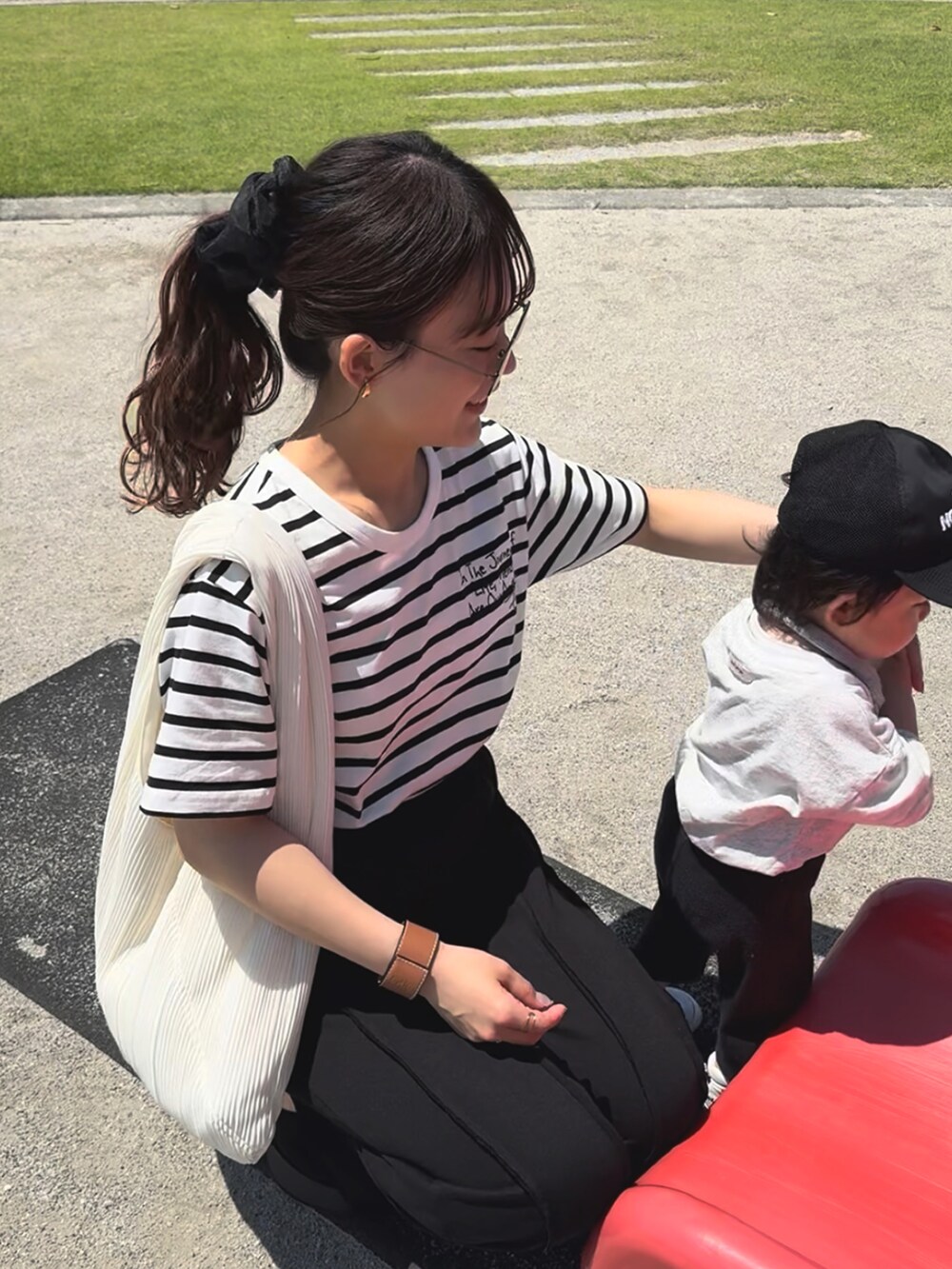 ホワイト系のTシャツ/カットソー、ブラック系のスウェットパンツ、ホワイト系のバッグを着用したレディースの夏コーディネートの4枚目の写真