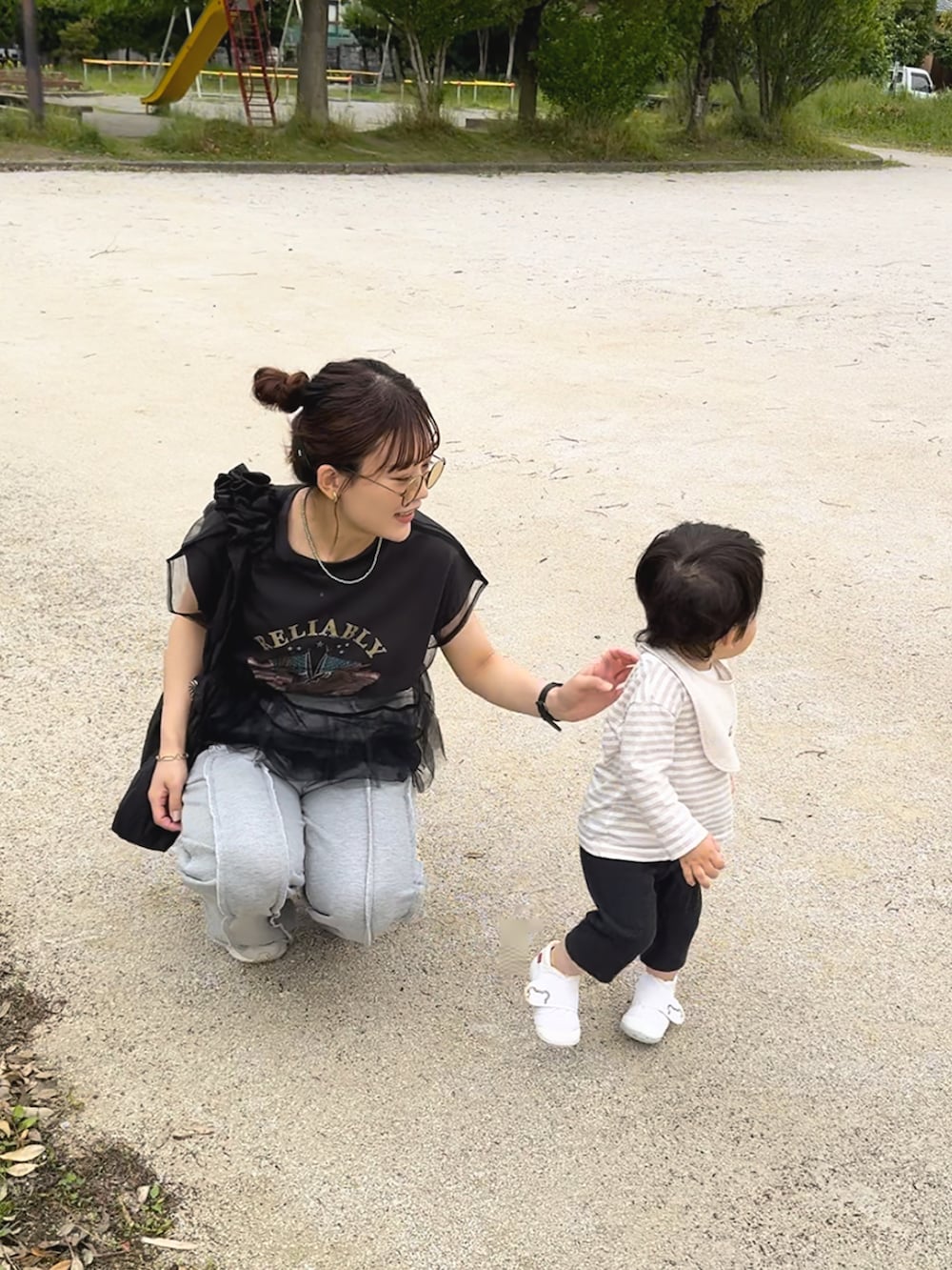 その他のTシャツ/カットソー、グレー系のスウェットパンツ、ブルー系のシャツ/ブラウスを着用したレディースの秋コーディネートの2枚目の写真