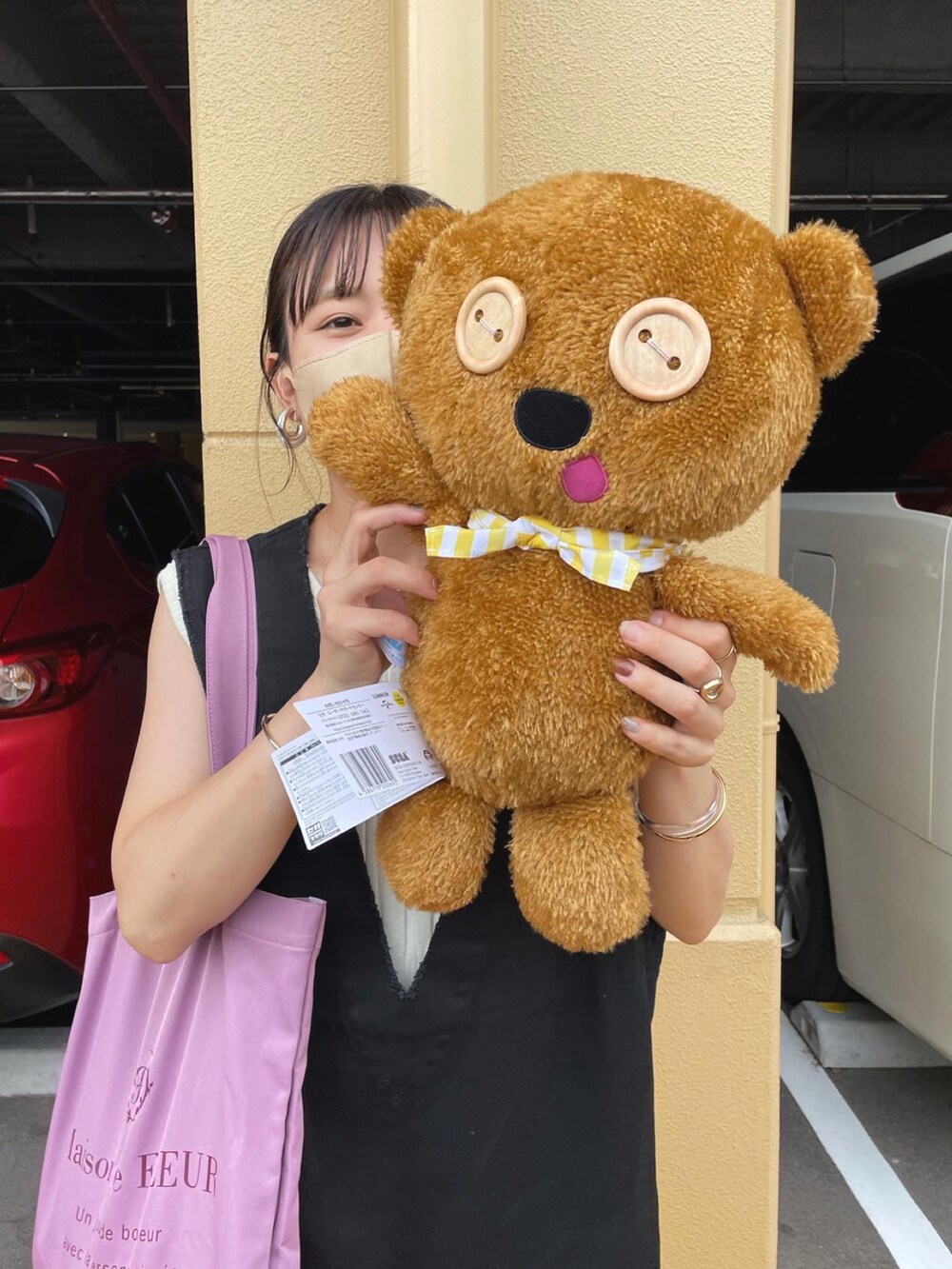 ブラック系のベスト、ホワイト系のワンピース、パープル系のトートバッグを着用したレディースの夏コーディネートの4枚目の写真