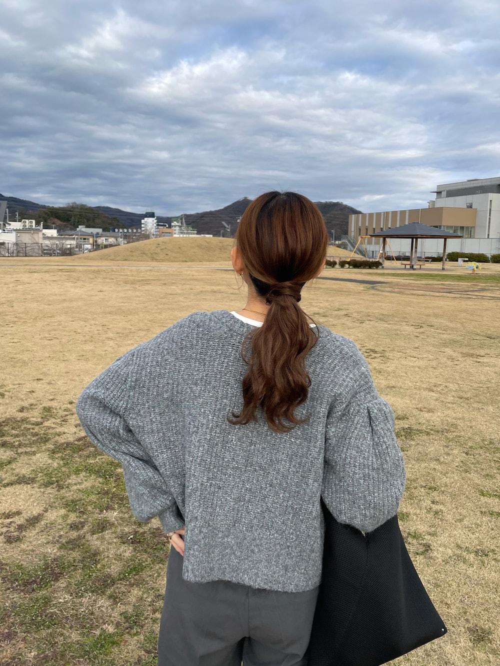 「休日スタイル、モノトーン、カーディガン、ニット、カジュアルコーデ、冬コーデ、レイヤードスタイル、きれいめカジュアル、プチプラ、お出かけコーデ、パンツスタイル、スニーカー、ストリート、ニューバランス、ブラックコーデ」|「forksy.の【forksy.】モヘアタッチミックスニットショート丈ボリュームスリーブカーディガン(カーディガン/ボレロ、グレー系)」を使った、chicchimoさん(骨格ナチュラル・レディース・152cm)の冬コーディネートの3枚目の写真