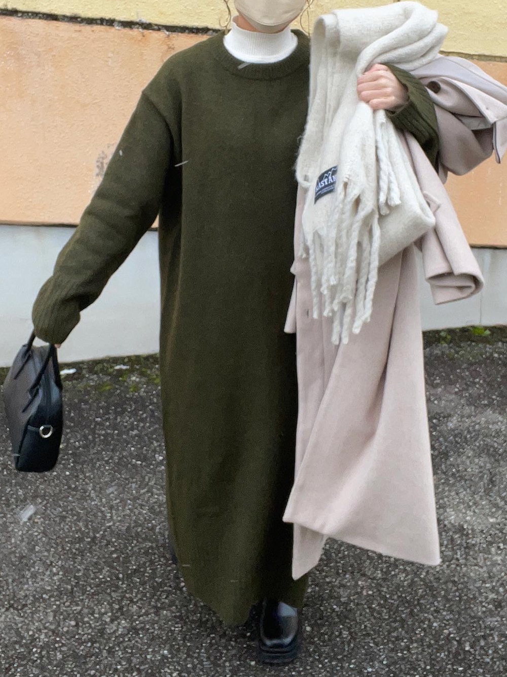 グリーン系のワンピース、ベージュ系のジャケット/アウター、ホワイト系のニット/セーターを着用したレディースの冬コーディネートの4枚目の写真