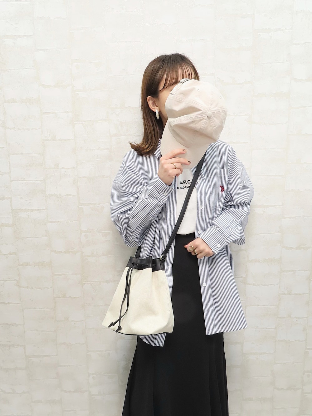 ブルー系のシャツ/ブラウス、ホワイト系のTシャツ/カットソー、ブラック系のスカートを着用したレディースの冬コーディネートの3枚目の写真